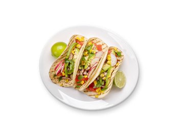 Meksika yemeği, tako, et ve ızgara sebze. Düz yatıyordu. Beyaz arkaplanda izole