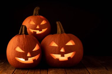 Cadılar Bayramı balkabakları ahşap masada fotokopi alanı ile