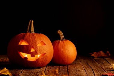 Cadılar Bayramı balkabakları ahşap masada fotokopi alanı ile