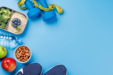 Sağlıklı yiyecek ve spor malzemeleri. Kopyalama alanı olan düz