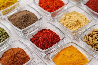 Masaya çeşitli baharatlar, canlı renkler ve mutfağa zengin aromalar eklemek.