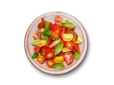 Taze fesleğen ve zeytinyağlı domates salatası. Düz yatıyordu. Beyaz arkaplanda izole