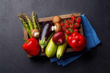 Izgara için çeşitli sebzeler hazır. Taze ve canlı. Lezzetli bir mangal için hazır.