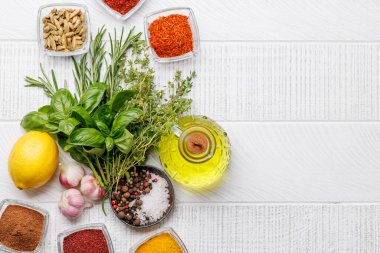 Masanın üzerinde çeşitli otlar ve baharatlar var. Mutfağa canlı renkler ve zengin aromalar ekliyorlar. Kopyalama alanı ile