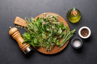 Masanın üzerinde çeşitli otlar ve baharatlar var. Mutfağa canlı renkler ve zengin aromalar ekliyorlar.