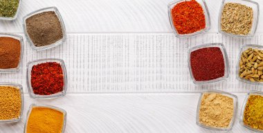 Masaya çeşitli baharatlar, canlı renkler ve zengin aromalar ekleyerek fotokopi alanı ile mutfağa