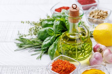 Masanın üzerinde çeşitli otlar ve baharatlar var. Mutfağa canlı renkler ve zengin aromalar ekliyorlar. Kopyalama alanı ile