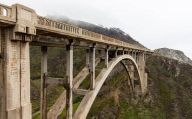 Kaliforniya, Big Sur 'daki okyanus kıyısındaki Bixby Köprüsü' nün çarpıcı manzarası yolculuk için manzaralı bir zemin sunuyor.