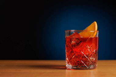 Kokteyl cazibesi: Kopya alanı olan bir bar masasında klasik negroni kokteyli