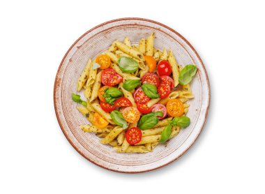 Taze domates ve aromatik fesleğen yapraklarıyla süslenmiş nefis bir tabak İtalyan makarnası. Düz yatıyordu. Beyaz arkaplanda izole