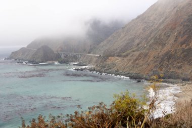 Büyüleyici bir kıyı manzarası. Muhteşem okyanus manzarası Kaliforniya 'nın 1. otoyolu boyunca uzanıyor.