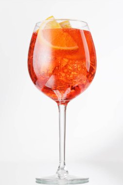 Turuncu dilimli Aperol sprey kokteyli ve gri arka planda buz.