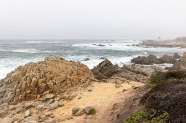 Büyüleyici bir kıyı manzarası muhteşem okyanusu Kaliforniya 'daki manzaralı 17 mil yol boyunca gösteriyor.