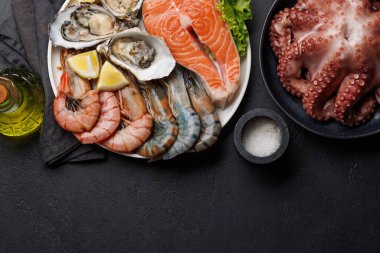 Deniz ürünleri tabağı, karides, somon, istiridye. Kopyalama alanı olan düz