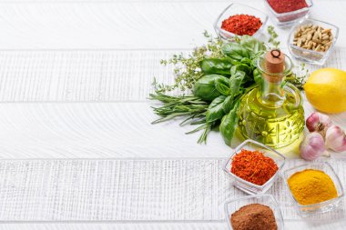 Masanın üzerinde çeşitli otlar ve baharatlar var. Mutfağa canlı renkler ve zengin aromalar ekliyorlar. Kopyalama alanı ile