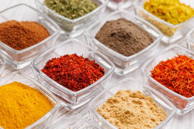 Masaya çeşitli baharatlar, canlı renkler ve mutfağa zengin aromalar eklemek.