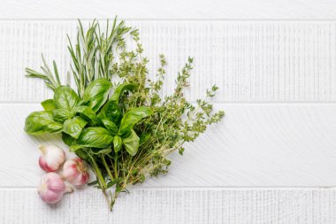 Masanın üzerinde çeşitli otlar ve baharatlar var. Mutfağa canlı renkler ve zengin aromalar ekliyorlar. Kopyalama alanı ile