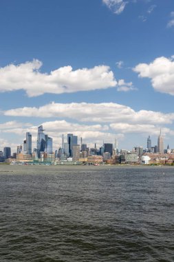 New York City silueti. Manhattan Gökdelenleri Hudson Nehri üzerinde
