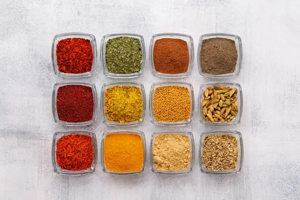 Masaya çeşitli baharatlar, canlı renkler ve mutfağa zengin aromalar eklemek.