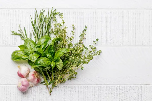Masanın üzerinde çeşitli otlar ve baharatlar var. Mutfağa canlı renkler ve zengin aromalar ekliyorlar. Kopyalama alanı ile