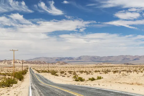 Hiç bitmeyen bir yolun perspektifi, güzel bir yere yolculuk ve macera.