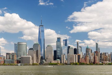New York City silueti. Hudson Nehri 'nin karşısındaki Manhattan Gökdelenleri