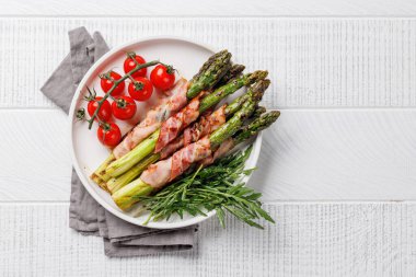 Pastırma ve yumurta soslu ızgara kuşkonmaz. Kopyalama alanı olan düz