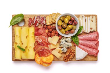 Tahta bir tahtanın üzerinde çeşitli peynir ve et çeşitleri var. Antipasto yaymak için mükemmel, çeşitli aromalar ve dokular sergiliyor. Beyaz arkaplanda izole
