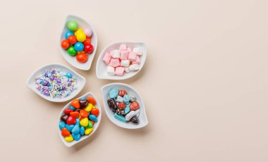 Çeşitli renkli şekerler, lolipoplar. Kopyalama alanı olan düz