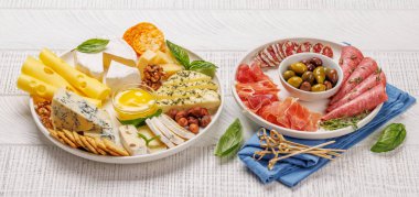 Çeşitli peynir ve etlerden oluşan bir seçim. Antipasto yaymak için mükemmel, çeşitli lezzet ve dokular sergiliyor.