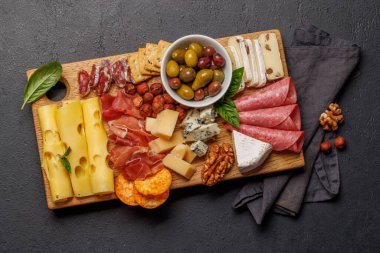 Çeşitli peynir ve etlerden oluşan bir seçim. Antipasto yaymak için mükemmel, çeşitli lezzet ve dokular sergiliyor.