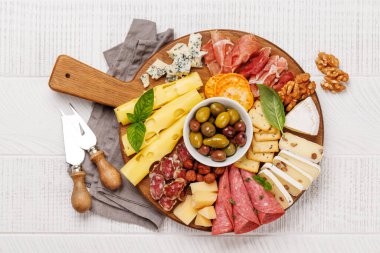 Çeşitli peynir ve etlerden oluşan bir seçim. Antipasto yaymak için mükemmel, çeşitli lezzet ve dokular sergiliyor.