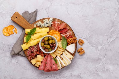 Çeşitli peynir ve etlerden oluşan bir seçim. Antipasto yaymak için mükemmel, çeşitli lezzet ve dokular sergiliyor.