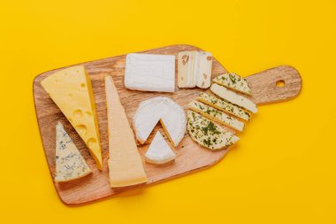 Tahtada değişik dokuları, renkleri ve tipleri vurgulayan çeşitli peynirlerden oluşan bir çeşidi tatmak ya da aperatif olarak mükemmel.