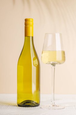 Beyaz şarap şişesi ve şarap kadehi. Metnin için kopyalama alanı ile