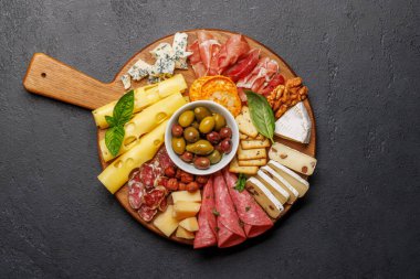 Çeşitli peynir ve etlerden oluşan bir seçim. Antipasto yaymak için mükemmel, çeşitli lezzet ve dokular sergiliyor.