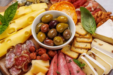 Çeşitli peynir ve etlerden oluşan bir seçim. Antipasto yaymak için mükemmel, çeşitli lezzet ve dokular sergiliyor.
