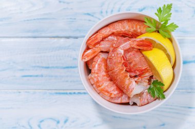 Taze karides, yanında taze maydanoz ve sulu limon. İdeal bira atıştırmalığı. Kopyalama alanı olan düz