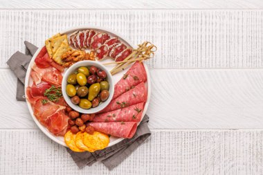 Tabakta çeşitli et çeşitleri var. Antipasto için idealdir. Bol lezzet ve dokular içerir.