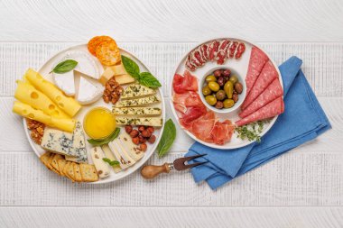 Çeşitli peynir ve etlerden oluşan bir seçim. Antipasto yaymak için mükemmel, çeşitli lezzet ve dokular sergiliyor.