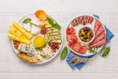 Çeşitli peynir ve etlerden oluşan bir seçim. Antipasto yaymak için mükemmel, çeşitli lezzet ve dokular sergiliyor.