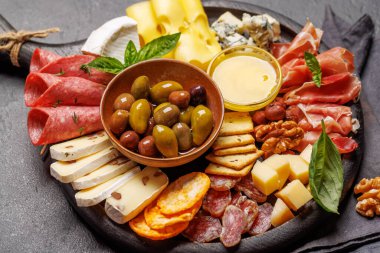 Çeşitli peynir ve etlerden oluşan bir seçim. Antipasto yaymak için mükemmel, çeşitli lezzet ve dokular sergiliyor.