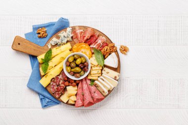 Çeşitli peynir ve etlerden oluşan bir seçim. Antipasto yaymak için mükemmel, çeşitli lezzet ve dokular sergiliyor.