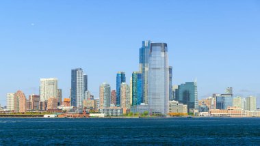 Jersey City silueti. Hudson nehrinin karşısındaki gökdelenler