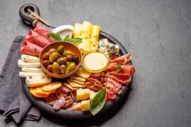 Çeşitli peynir ve etlerden oluşan bir seçim. Antipasto yaymak için mükemmel, çeşitli lezzet ve dokular sergiliyor.