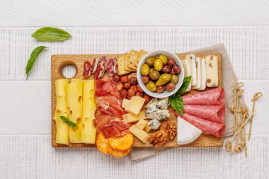 Çeşitli peynir ve etlerden oluşan bir seçim. Antipasto yaymak için mükemmel, çeşitli lezzet ve dokular sergiliyor.