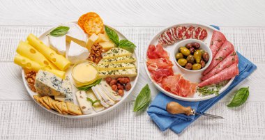 Çeşitli peynir ve etlerden oluşan bir seçim. Antipasto yaymak için mükemmel, çeşitli lezzet ve dokular sergiliyor.