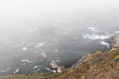 Büyüleyici bir kıyı manzarası. Muhteşem okyanusu barındırıyor. California State Route 1 boyunca.