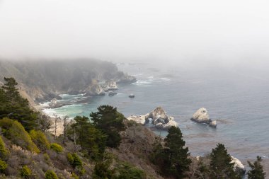 Büyüleyici bir kıyı manzarası. Muhteşem okyanusu barındırıyor. California State Route 1 boyunca.