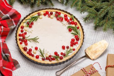 Şenlikli hoşgörü: Böğürtlen ve biberiyeyle süslenmiş Noel pastası